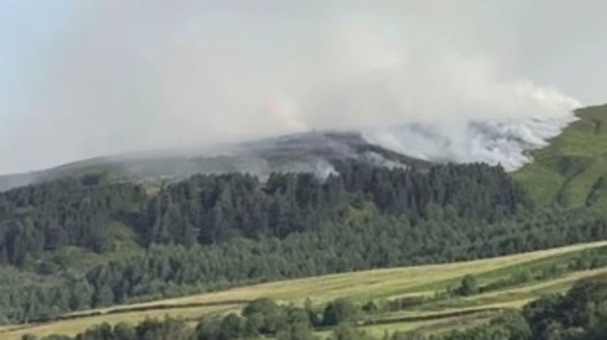 Firefighters tackle 400-square-metre wildfire on Tintwistle Moor