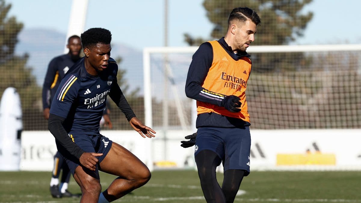 Manchester United linked with four free agents amid slow transfer window