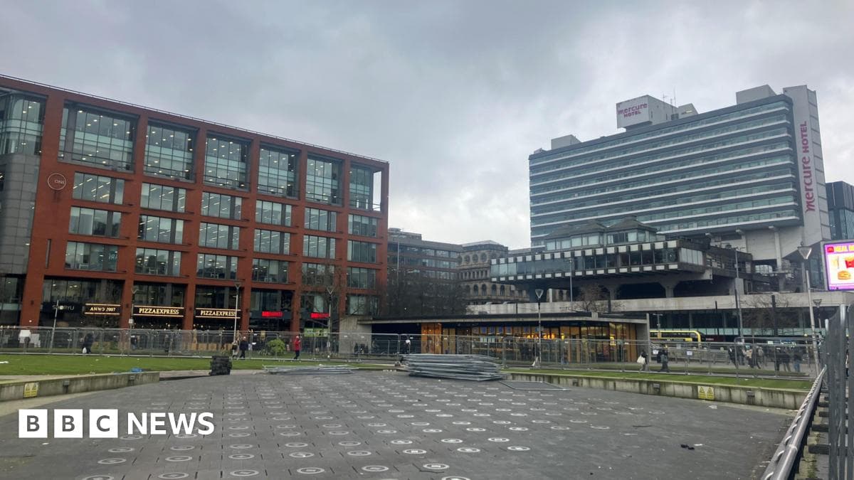 Three Men Arrested Following Triple Stabbing in Piccadilly Gardens